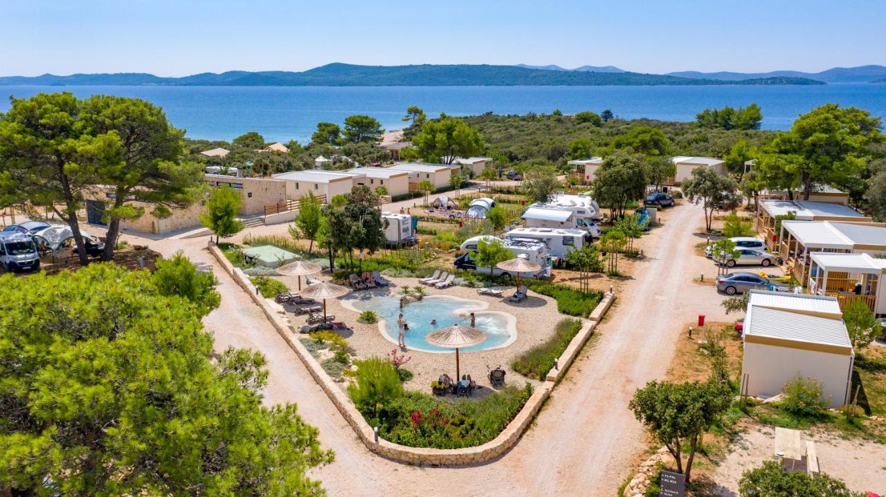 Mobile Homes At Camping Ugljan Resort מראה חיצוני תמונה