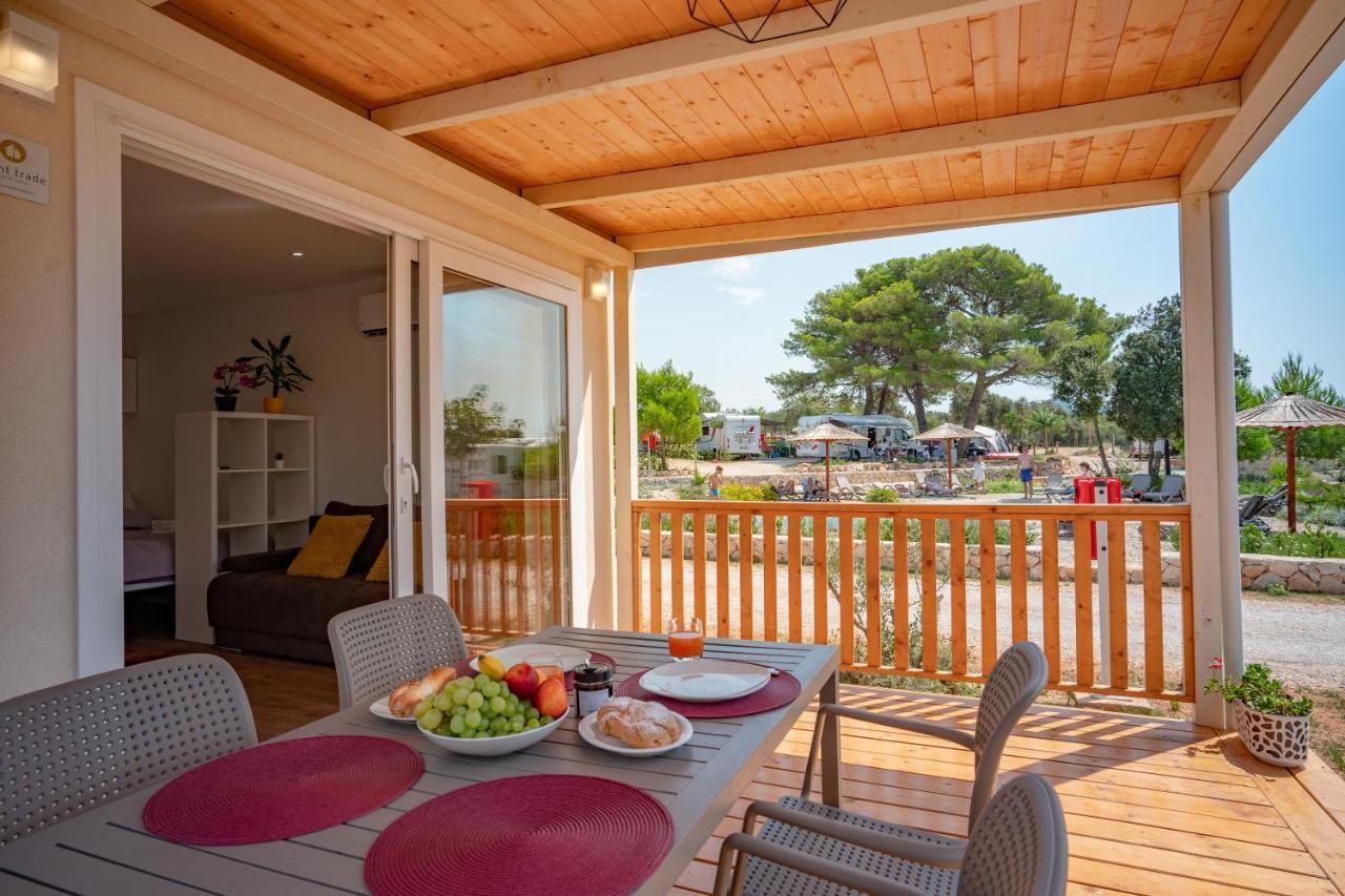 Mobile Homes At Camping Ugljan Resort מראה חיצוני תמונה