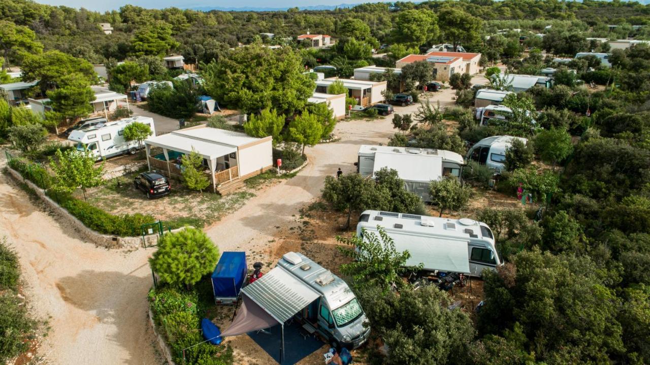 Mobile Homes At Camping Ugljan Resort מראה חיצוני תמונה